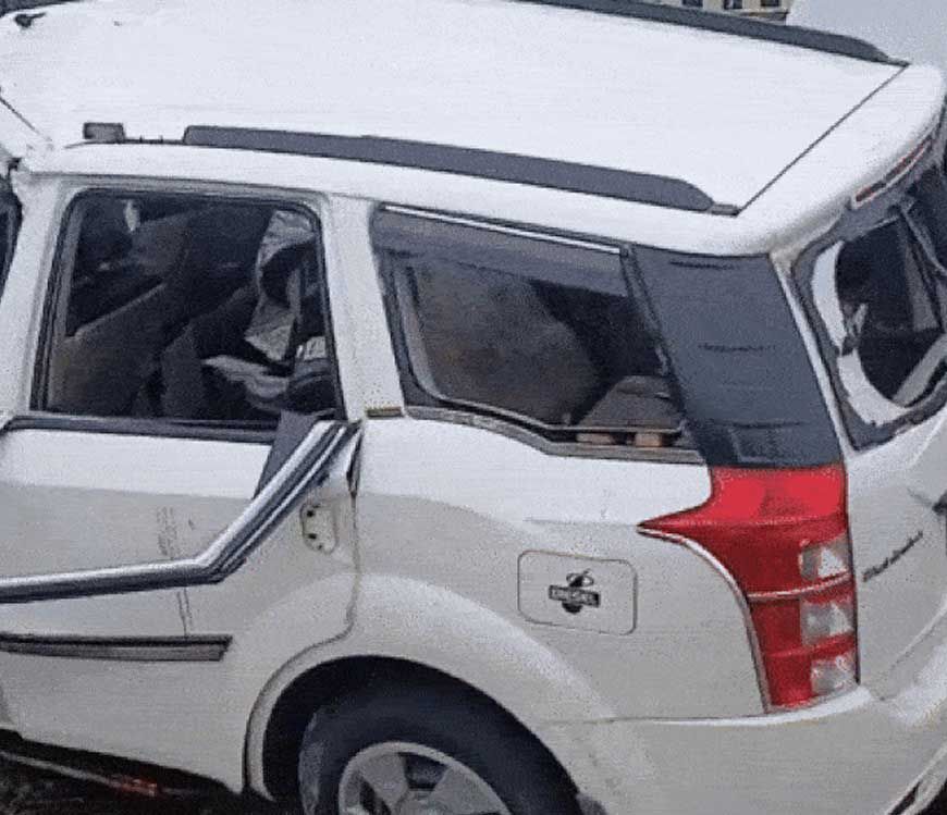 एक्सयूवी 500 डिवाइडर से टकराई, मां-बेटे समेत 4 की मौत, ड्राइवर को झपकी आई
