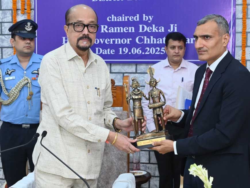 राज्यपाल डेका ने बेमेतरा जिले में प्रशासनिक अधिकारियों के साथ बैठक