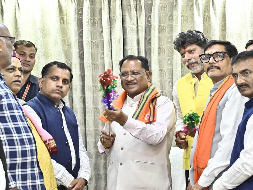 मुख्यमंत्री विष्णु देव साय को बस्तर के ऐतिहासिक ‘गोंचा महापर्व’ का आमंत्रण : ‘तुपकी’ भेंट कर किया गया सम्मान