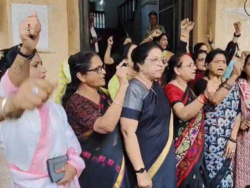 इंदौर भाजपा महिला मोर्चा ने कमिश्नर ऑफिस के सामने किया प्रदर्शन, कांग्रेस पार्षद कादरी को बर्खास्त करने की मांग