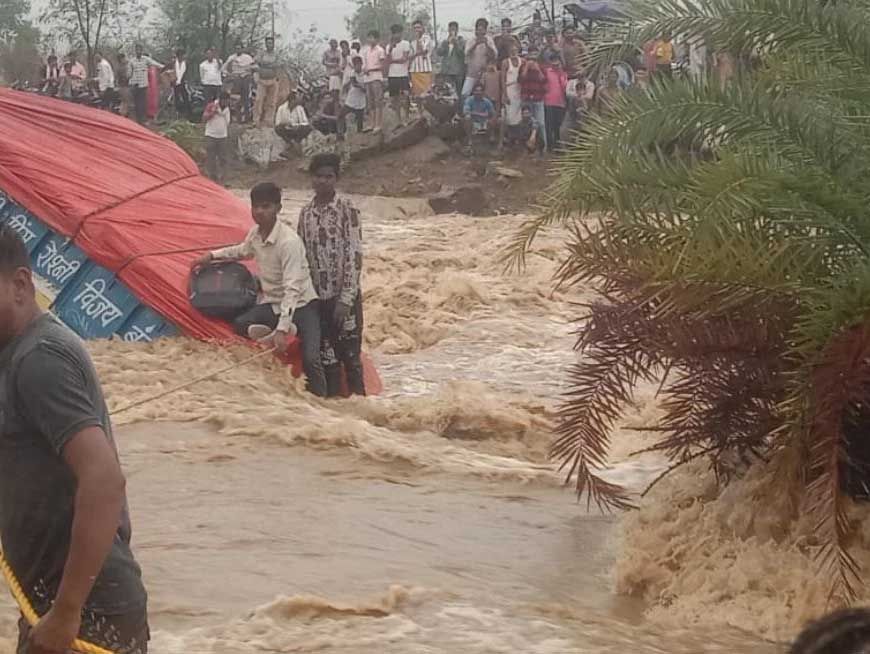 श्योपुर में खिरखिरी गांव की नदी उफान पर,नाला पार कर रही ट्रैक्टर-ट्रॉली बही