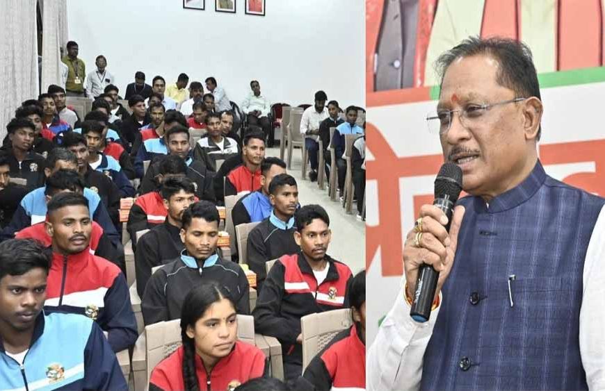 पहली बार राजधानी पहुंचे बीजापुर के सुदूर गांवों के युवा, मुख्यमंत्री से आत्मीय मुलाकात कर रखी अपनी बात