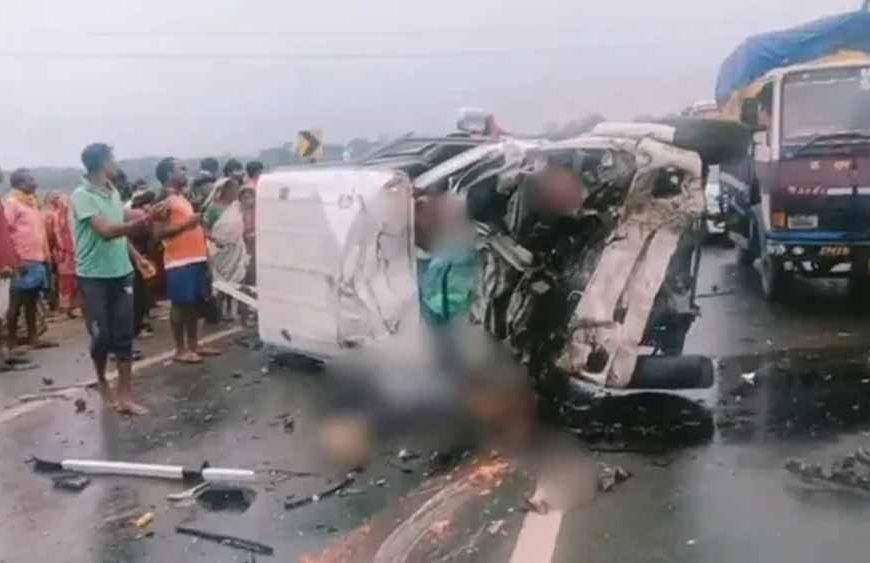 पश्चिम बंगाल में बोलेरो की ट्रेलर से टक्कर, झारखंड के 9 लोगों की मौत