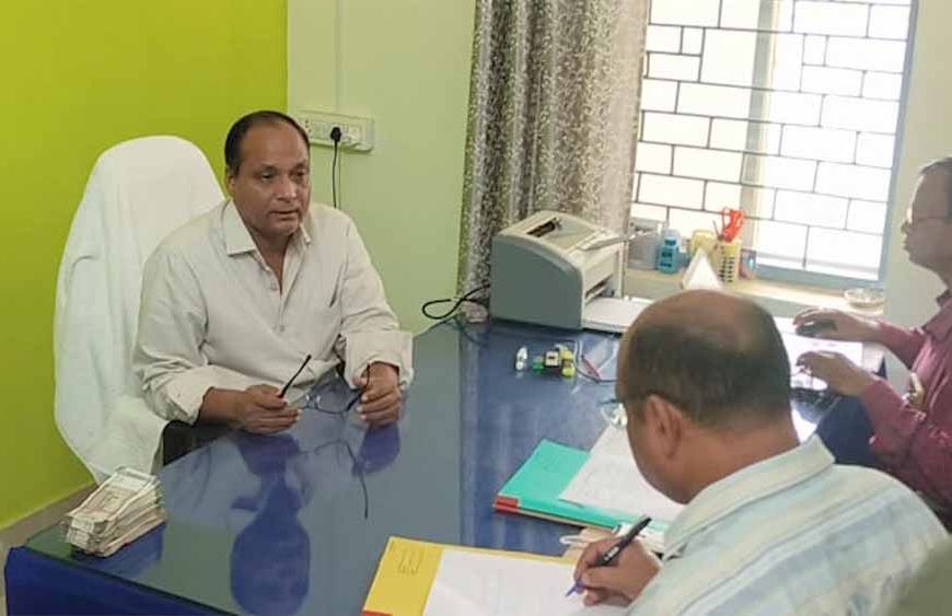 लोक निर्माण विभाग के विद्युत यांत्रिकी के कार्यपालन अभियंता को दो लाख की रिश्वत लेते ACB ने रंगे हाथ पकड़ा