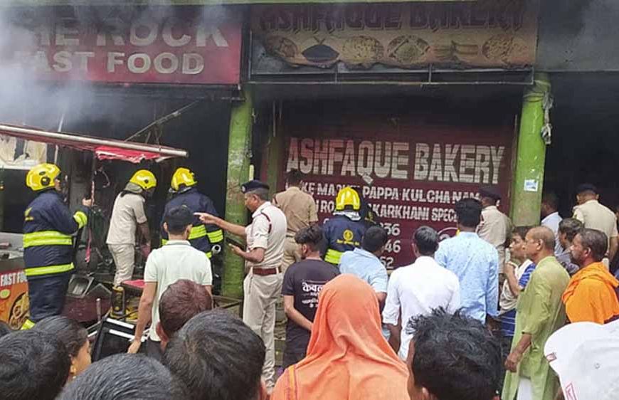 दानापुर में शॉर्ट सर्किट से लगी भीषण आग, आधा दर्जन दुकानें जलकर खाक
