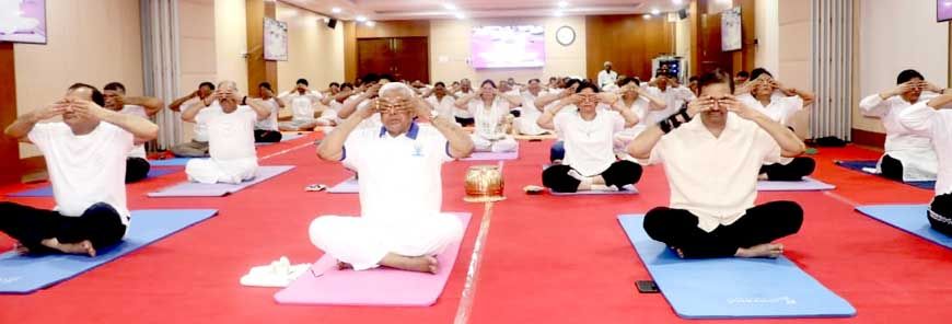 राज्यपाल मंगुभाई पटेल के नेतृत्व में राजभवन में हुआ सामूहिक योगाभ्यास