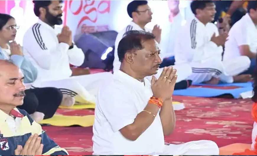 सीएम साय ने जशपुर में लगाया आसन, नेता और अधिकारियों ने भी किया योगा