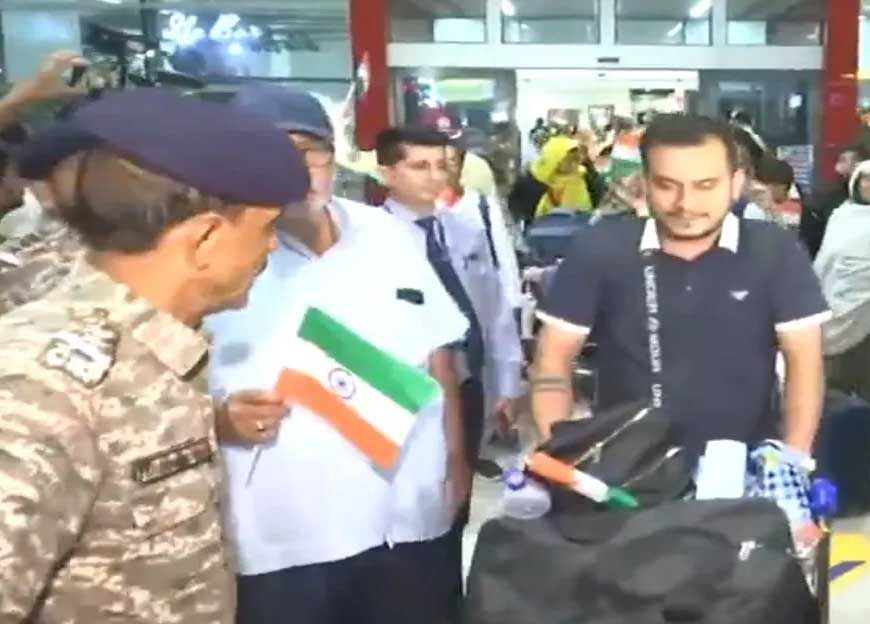युद्ध में फंसे ईरान से भारत लौटे 290 भारतीय, परिवार को देखकर नम हुईं आंखें, लगाए हिंदुस्तान जिंदाबाद...