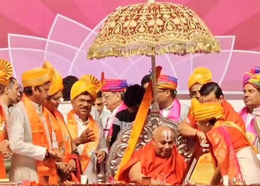 तुलसी पीठ चित्रकूट के संस्थापक जगद्गुरु स्वामी रामभद्राचार्य को डी-लिट की मानद उपाधि से सम्मानित किया गया