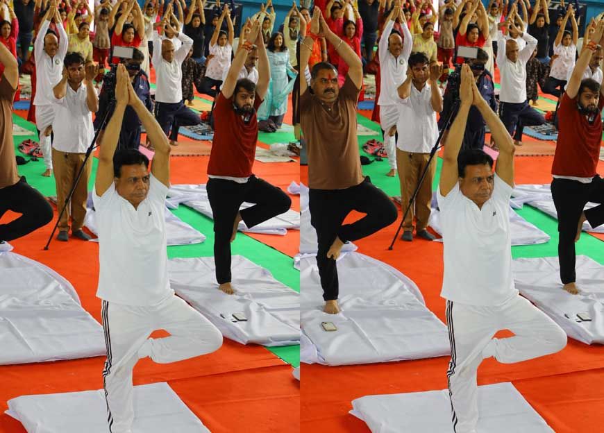 उपमुख्यमंत्री देवड़ा के मुख्य आतिथ्य में हुआ देवास में सामूहिक योग कार्यक्रम