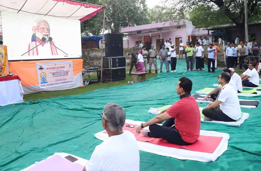 दौसा के गेटोलाव धाम में 11वां अंतरराष्ट्रीय योग दिवस मनाया, कर्नल राज्यवर्धन राठौड़ ने भी किया योगाभ्यास