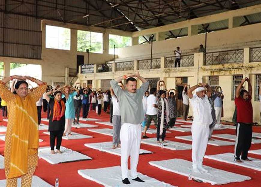 शरीर और मन को स्वस्थ रखने के लिए योग करें : स्कूल शिक्षा मंत्री सिंह