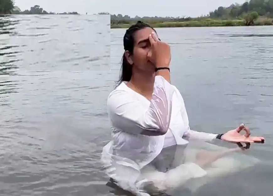 योग एक्सपर्ट श्वेता ने किया एक्वा योग, बताया सामान्य और पानी में योगाभ्यास में क्या अंतर