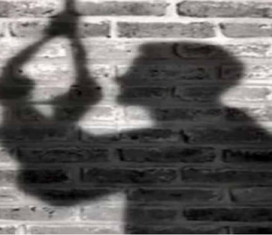 गुजरात में माता-पिता केक खरीदने बाहर चले गए, जब वे वापस लौटे तो दंग रह गए, बेटे को पर्दे की रॉड से लटका हुआ पाया