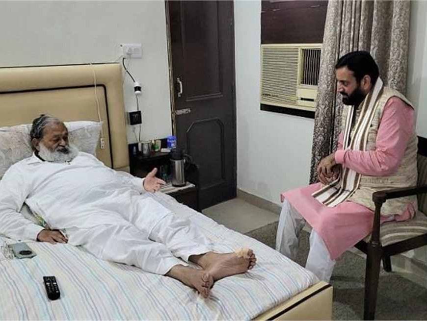 हरियाणा के ऊर्जा और परिवहन मंत्री अनिल विज के पैर के अंगूठे में फ्रैक्चर, हाल-चाल जानने पहुंची CM सैनी