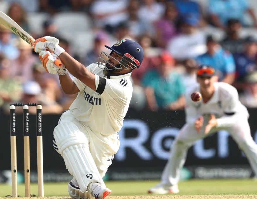 ऋषभ पंत ने शतक जड़कर बना दिया 'महारिकॉर्ड', धोनी-साहा को छोड़ा पीछे