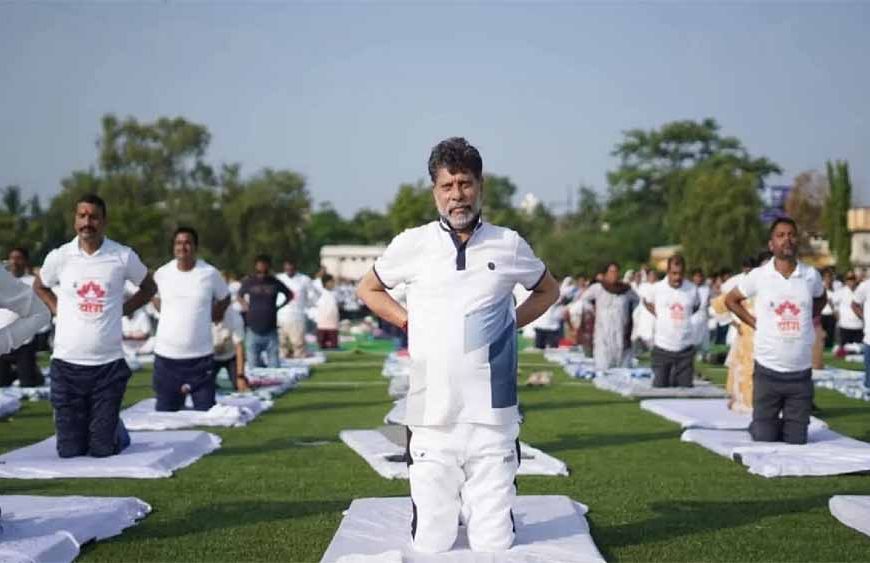 उत्साह और समर्पण के साथ मनाया गया अंतरराष्ट्रीय योग दिवस, बीजेपी प्रदेश अध्यक्ष किरण सिंहदेव ने भी की शिरकत