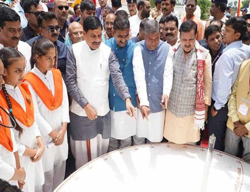 मुख्यमंत्री ने शंकु यंत्र पर परछाई परिचालन व्यवस्था में शून्य होती परछाई को देखा और उपस्थित सभी को सूर्य परिचालन समझाया