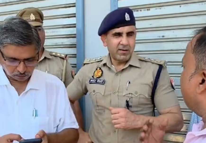 संभल : CO अनुज चौधरी के अल्टीमेटम के बाद हरकत में आए लोग, खुद ही तोड़ने लगे मस्जिद