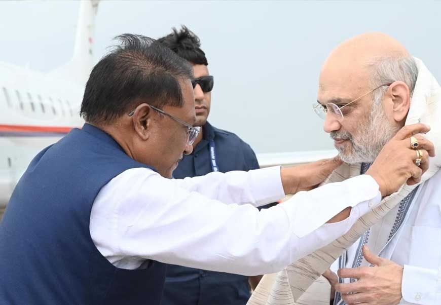 केंद्रीय गृह मंत्री श्री अमित शाह के छत्तीसगढ़ आगमन पर मुख्यमंत्री श्री विष्णुदेव साय ने स्वामी विवेकानंद एयरपोर्ट पर किया स्वागत