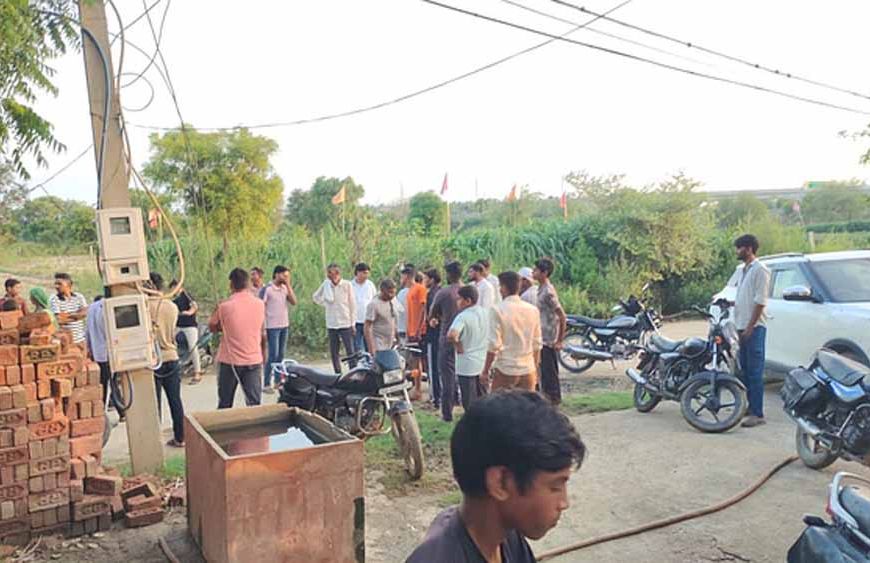 आगरा में मीटर लगाने पर भड़के ग्रामीण, दो दरोगा समेत 12 घायल