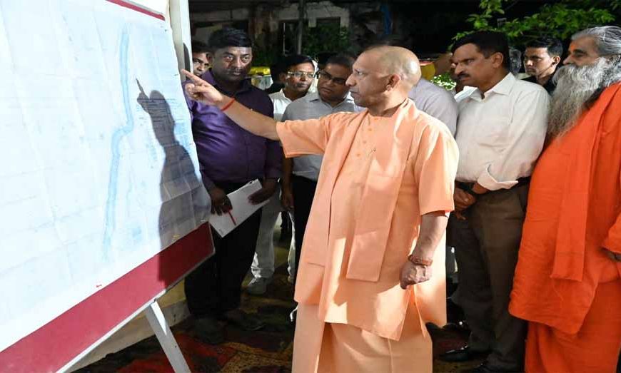 सीएम योगी निकले गोरखपुर की सड़कों पर,  निर्माण कार्यों का लिया जायजा