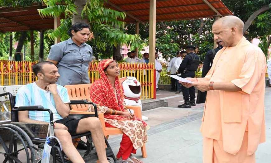 मुख्यमंत्री योगी गोरखनाथ मंदिर परिसर में आयोजित ‘जनता दर्शन’ में आए लोगों की सुनी समस्याएं