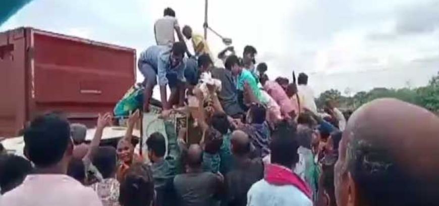 बेमेतरा में  मुर्गियों से भरा वाहन पलटा, घायल ड्राइवर को बचाना छोड़ मुर्गियां लूटकर भगने लगे लोग