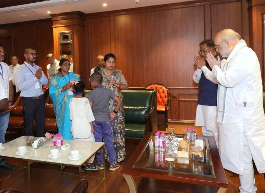 शहीद एएसपी आकाश राव गिरिपुंजे के  परिजनों से केंद्रीय गृह मंत्री शाह ने की मुलाकात, श्रद्धांजलि की अर्पित