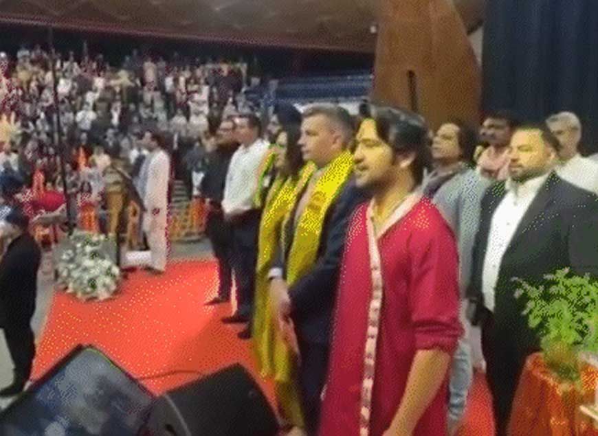 न्यूजीलैंड के प्रधानमंत्री डेविड ब्रीन बागेश्वर धाम के पंडित धीरेंद्र शास्त्री से मिले, सुनी हनुमान कथा