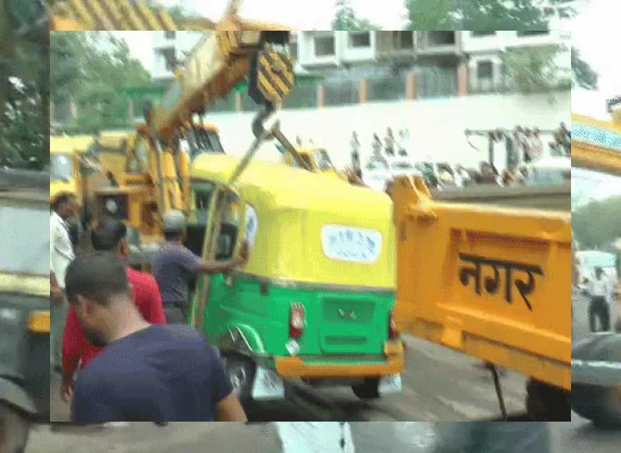 भोपाल सड़कों पर सालों से खड़े कंडम वाहन किए जब्त, अवैध तरीके से खड़ी लग्जरी गाड़ियां क्रेन से खींची