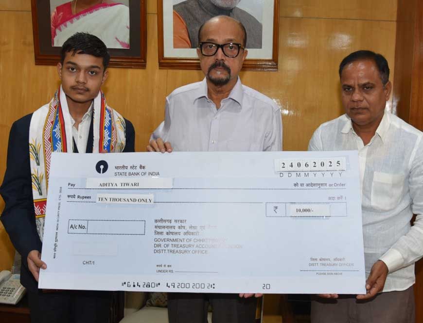 रायपुर : राज्यपाल श्री डेका ने मेधावी छात्र आदित्य का किया सम्मान