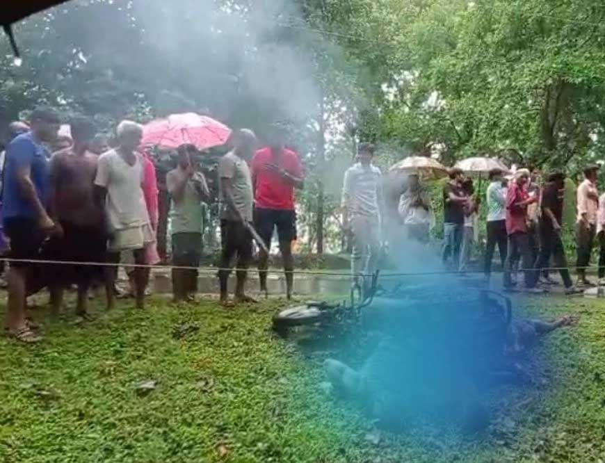 बालाघाट जिले में मार्ग पर चलती बाइक में विद्युत करंट लगने से एक ही परिवार के तीन लोग जिंदा जल गए