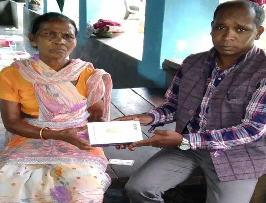 रायपुर : मुख्यमंत्री कैंप कार्यालय की पहल से श्रवण दोष पीड़ित बुंदा लकड़ा को मिला श्रवण यंत्र