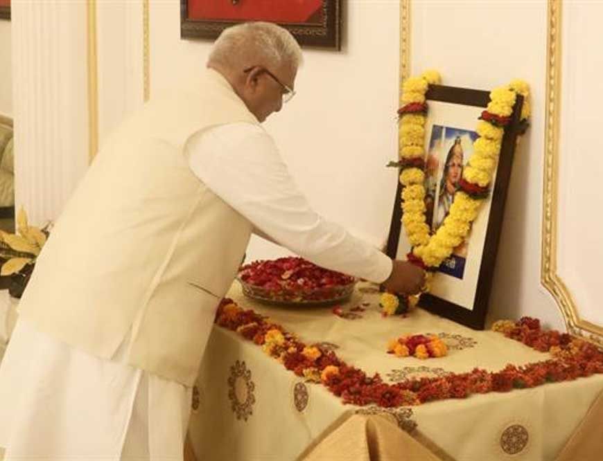 वीरांगना रानी दुर्गावती के बलिदान दिवस पर राज्यपाल पटेल ने माल्यार्पण कर नमन किया