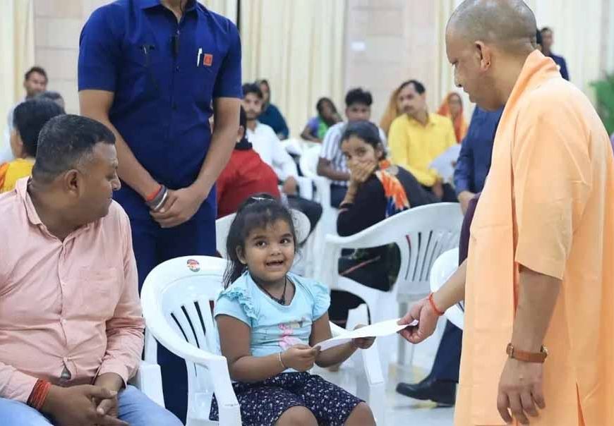 सीएम योगी के ‘जनता दर्शन’ में गुहार लगाने वाली मासूम वाची का नर्सरी में हुआ एडमिशन