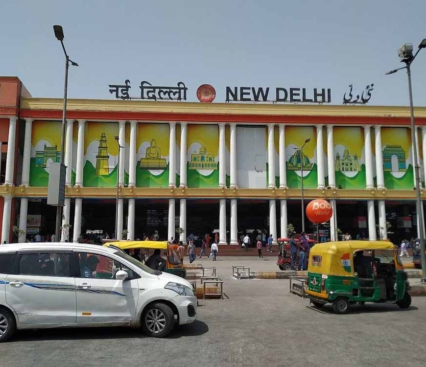 नई दिल्ली स्टेशन में पिकअप-ड्रॉप पर होगी जेब ढीली, लगेगा नया शुल्क, यह शुल्क आम लोगों की जेब पड़ेगा भारी