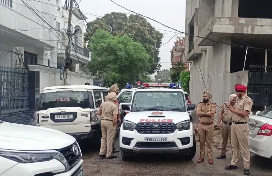 बिक्रम सिंह मजीठिया के घर विजिलेंस की रेड , मजीठिया की अधिकारियों से बहस