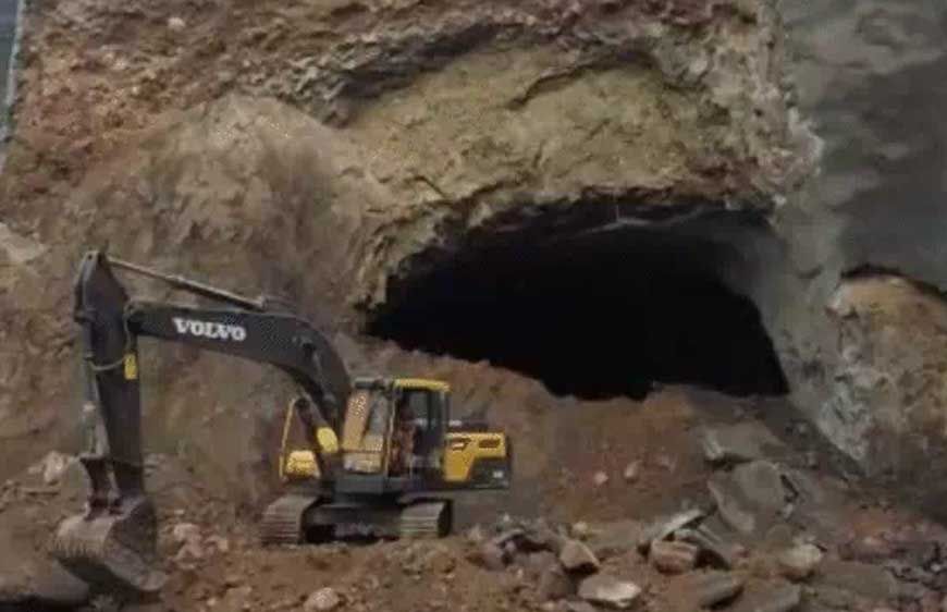 इंदौर-इच्छापुर नेशनल हाईवे पर निर्माणाधीन टनल का हिस्सा गिरा, 2 मजदूर की मौत, एक घायल