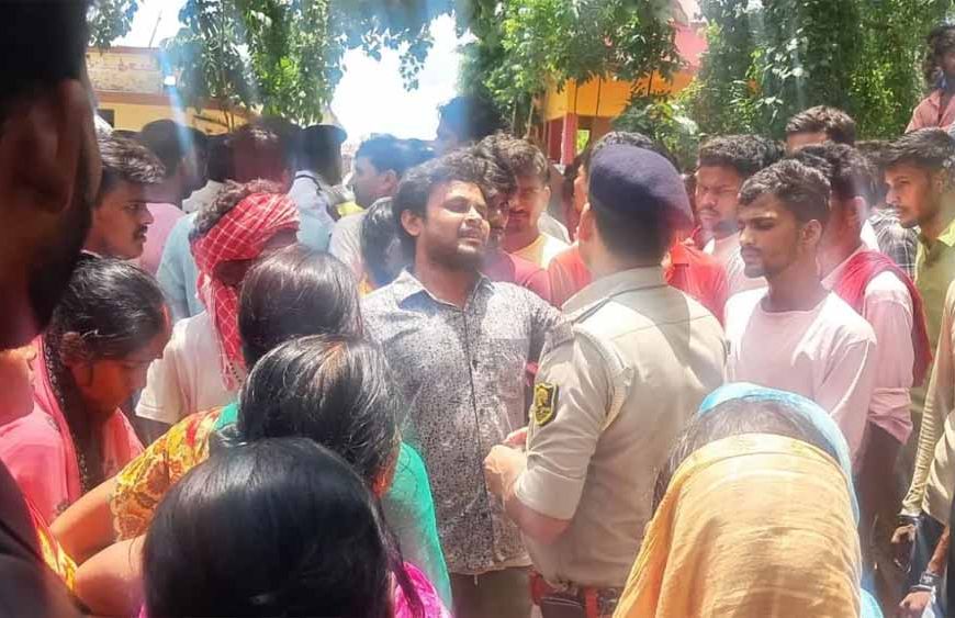 बेतिया में बवाल: पुलिस थाने पर हमला, लाठीचार्ज में कई घायल