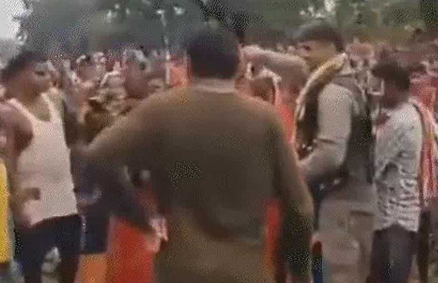 नक्सली हिड़मा के गांव में CRPF के जवान बने दुल्हन के भाई, नेग दिया फिर बेटी और ग्रामीणों के साथ थिरकाए कदम
