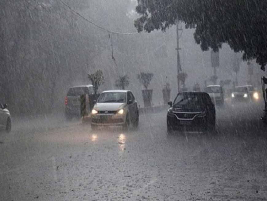 गुजरात में मानसून ने किया रौद्र रूप धारण, घरों में घुसा पानी, सड़कें बनी तालाब, मचा हाहाकार