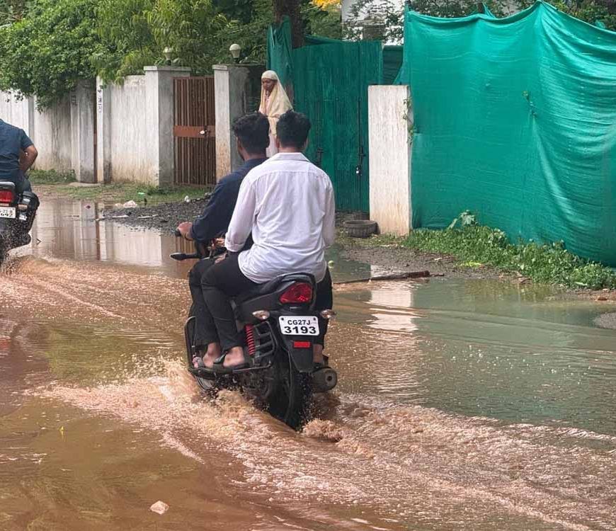 हल्की बारिश में जलभराव से जनजीवन अस्त-व्यस्त