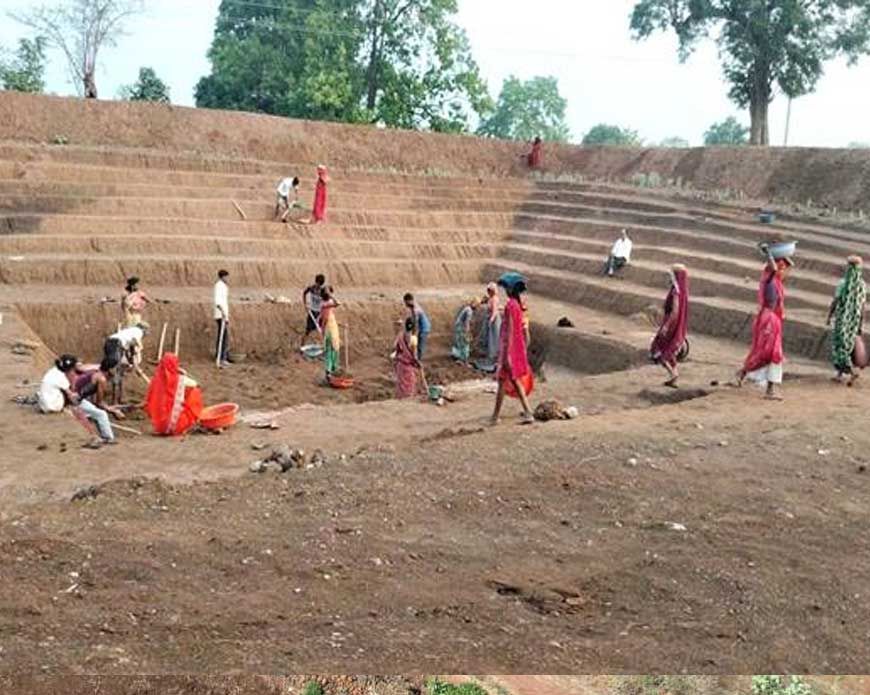 जल गंगा संवर्धन अभियान: बारिश के पानी का संचयन करने ग्रामीणों ने दिखाई जागरूकता