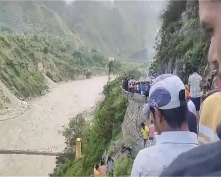 रुद्रप्रयाग: चारधाम यात्रा पर निकले श्रद्धालुओं की बस खाई में गिरी, 2 की मौत, 8 को सकुशल बचाया गया, राहत-बचाव कार्य जारी