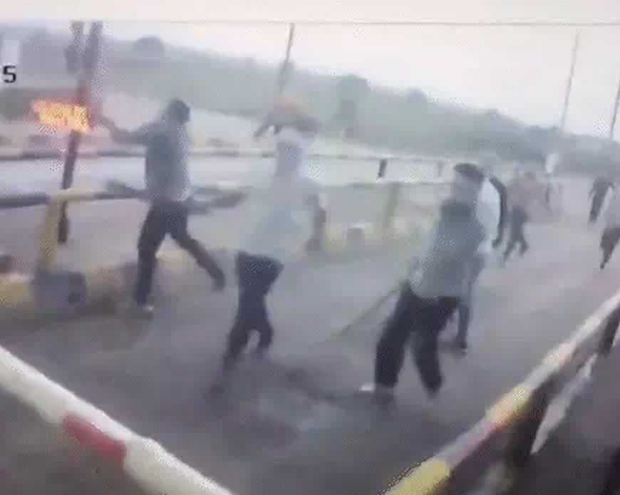 सतना :ओढ़की टोल प्लाजा पर 2 दर्जन नकाबपोश बदमाशों ने किया हमला, कर्मचारियों को दौड़ा-दौड़ाकर पीटा