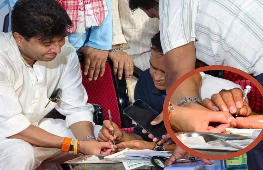 अशोकनगर रेलवे स्टेशन पर मंत्री सिंधिया को मधुमक्खी ने काट लिया, डॉक्टर ने किया प्राथमिक उपचार