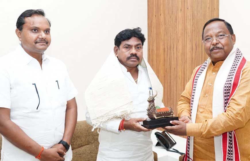 रायपुर : उत्तरप्रदेश के राज्य मंत्री संजय सिंह गौड़ ने मंत्री रामविचार नेताम से की मुलाकात