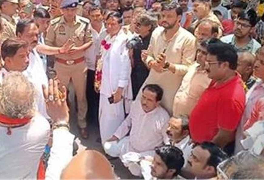 जगन्नाथ रथयात्रा में महंत से अभद्रता पर विवाद, समिति सदस्य धरने पर बैठे