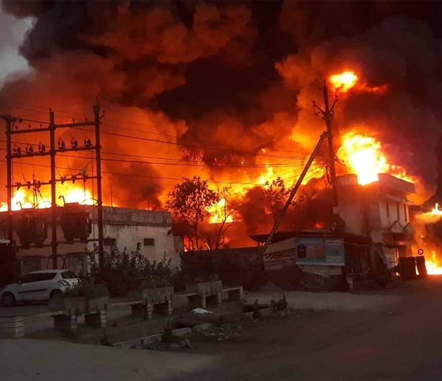 गद्दा फैक्ट्री में लगी भीषण आग, दो घंटे के बाद आग पर पाया गया काबू, एक मौत